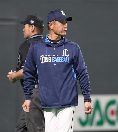 日本ハム対西武　6回裏、渋い表情で投手交代を告げる辻監督（撮影・黒川智章）