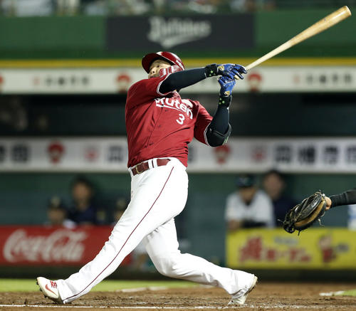 オリックス対楽天　8回表楽天2死、左中間へソロ本塁打を放つ浅村（撮影・前田充）