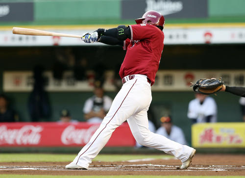 オリックス対楽天　1回表楽天2死、先制の右越えソロ本塁打を放つ浅村（撮影・前田充）
