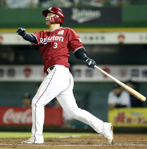 オリックス対楽天　8回表楽天2死、左中間へソロ本塁打を放つ浅村（撮影・前田充）