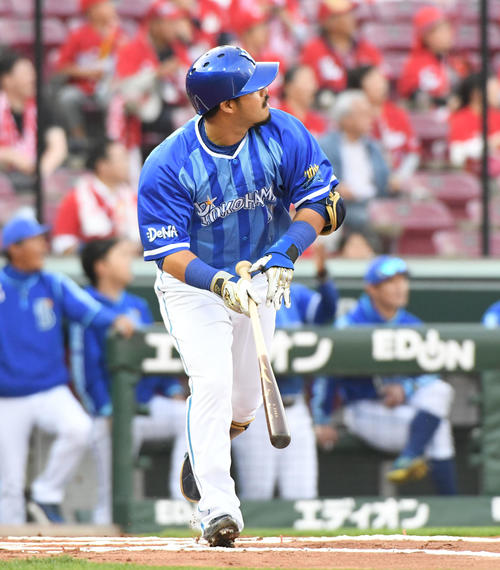 1回表DeNA1死、宮崎敏郎は左越え本塁打を放つ（撮影・奥田泰也）
