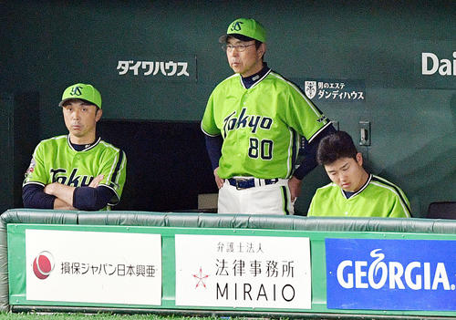 巨人対ヤクルト　厳しい表情で戦況を見つめるヤクルト小川監督（中央）（撮影・滝沢徹郎）