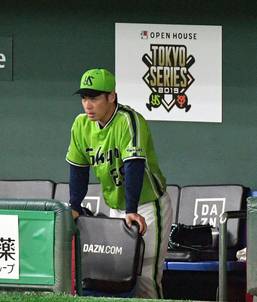 巨人対ヤクルト　マウンドを降り厳しい表情のヤクルト小川（撮影・滝沢徹郎）