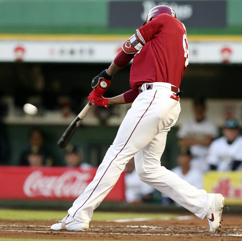 オリックス対楽天　2回表楽天1死、右中間へ同点ソロ本塁打を放つブラッシュ（撮影・前田充）