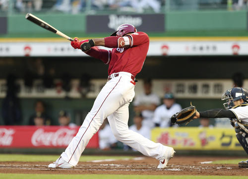 オリックス対楽天　2回表楽天1死、右中間へ同点ソロ本塁打を放つブラッシュ（撮影・前田充）