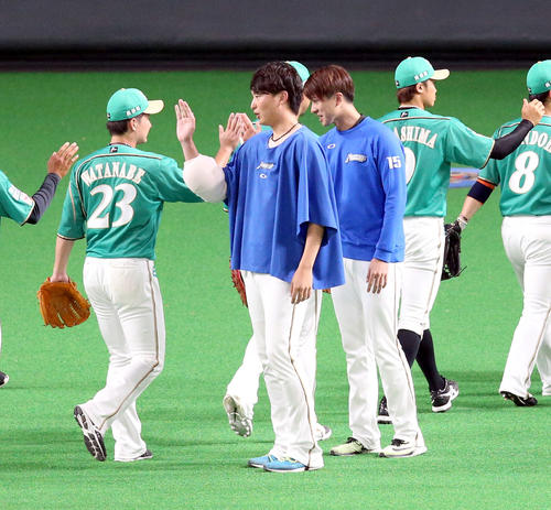 日本ハム対西武　試合終了後、タッチを交わす日本ハム上沢（左から2人目）と渡辺（撮影・佐藤翔太）