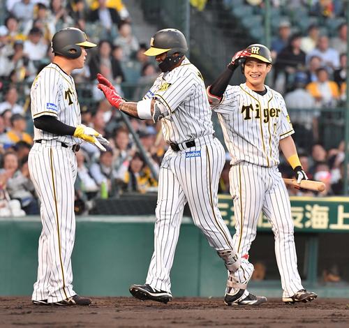 2回裏阪神1死一塁、左越え同点2点本塁打を放ち福留孝介（左）、木浪聖也（右）とハイタッチするジェフリー・マルテ（撮影・上田博志）