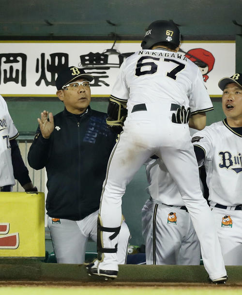 オリックス対楽天　5回裏オリックス1死、プロ初本塁打を放った中川（中央）をタッチで迎える西村監督（左）（撮影・前田充）