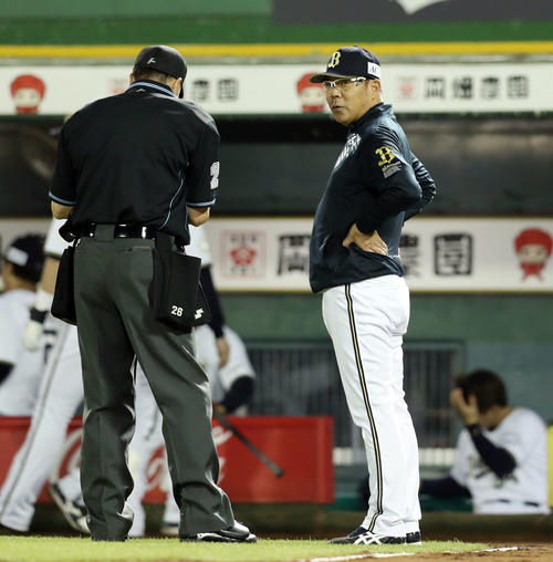オリックス対楽天　9回、選手交代を告げるオリックス西村監督（撮影・前田充）