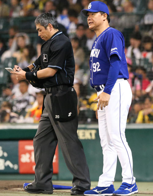 5回裏、与田監督（右）は主審に交代を告げる（撮影・上山淳一）