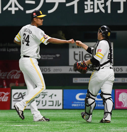 ソフトバンク対ロッテ　7回からマウンドに上がったソフトバンク椎野新は2イニングを無失点に抑え捕手の甲斐拓也とグータッチ（撮影・今浪浩三）