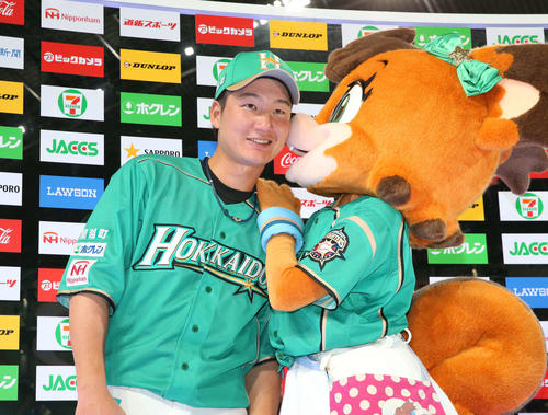 日本ハム対西武　お立ち台でマスコットのポリーに祝福される渡辺（撮影・黒川智章）