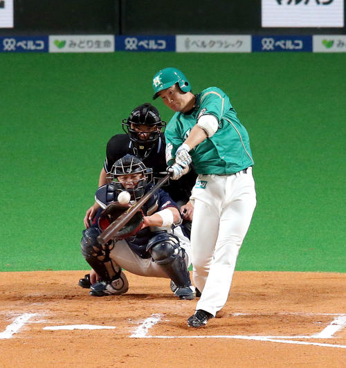 日本ハム対西武　6回裏日本ハム無死一塁、渡辺は逆転となる2点本塁打を放つ（撮影・佐藤翔太）
