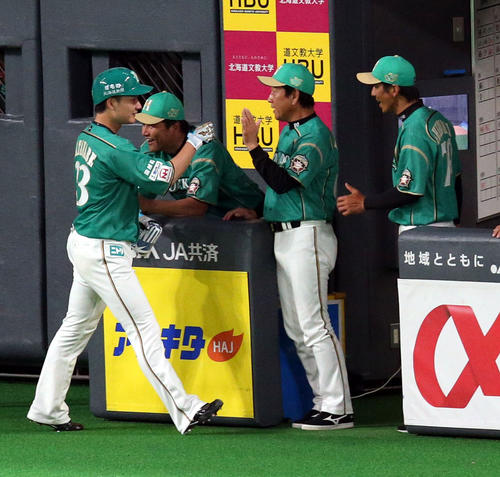 日本ハム対西武　6回裏日本ハム無死一塁、逆転となる2点本塁打を放った渡辺（左）を出迎える栗山監督（撮影・佐藤翔太）