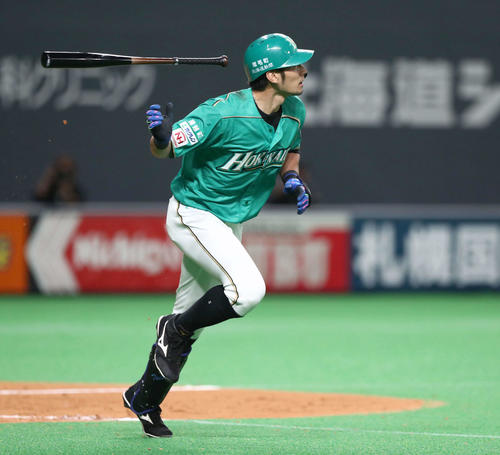 日本ハム対西武　5回裏日本ハム2死満塁、走者一掃の左越え適時二塁打を放つ大田（撮影・黒川智章）