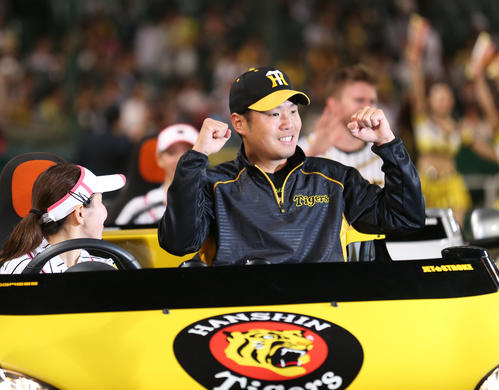 阪神対中日　中日に勝利しガッツポーズする西勇輝（撮影・上山淳一）