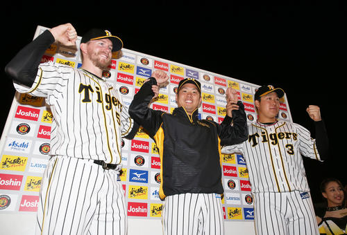 阪神対中日　お立ち台で笑顔を見せる左からピアース・ジョンソン、西勇輝、大山悠輔（撮影・上山淳一）