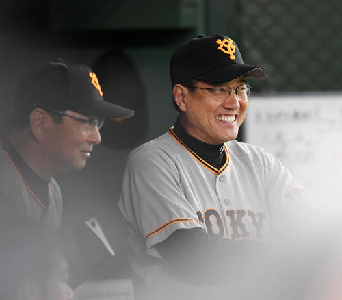 巨人対ヤクルト　ベンチで笑顔を見せる巨人原監督（撮影・横山健太）