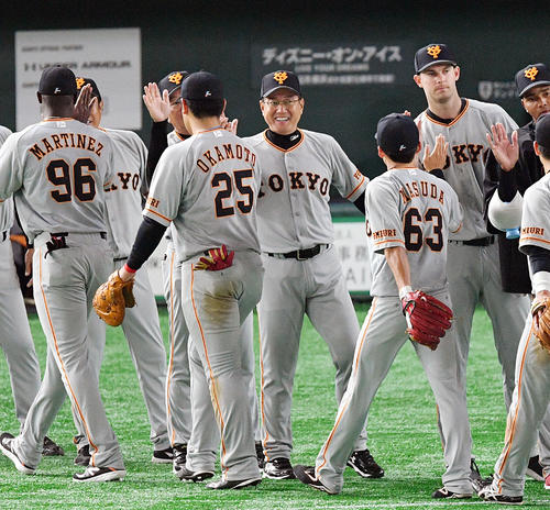 巨人対ヤクルト　試合後、笑顔で巨人岡本（前列中央）とタッチを交わす原監督（撮影・滝沢徹郎）