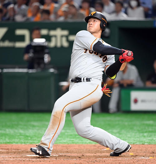 巨人対ヤクルト　5回裏巨人無死、左越えに勝ち越しの8号ソロ本塁打を放つ岡本（撮影・たえ見朱実）