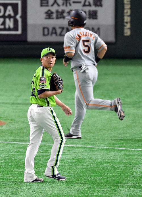 巨人対ヤクルト　2回裏を投げ終え引き揚げるヤクルト石川（手前）。奥は巨人中島（撮影・滝沢徹郎）