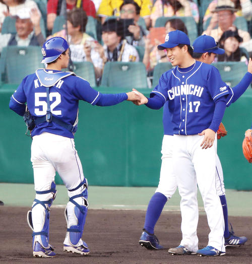 阪神対中日　阪神に勝利し加藤（左）からウイニングボールを手渡される柳（撮影・加藤哉）