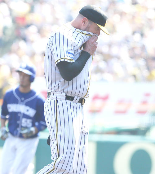 初回に3点を失いベンチに戻るメッセンジャー（撮影・上山淳一）