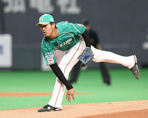日本ハム対西武　西武打線相手に力投する日本ハム先発の杉浦（撮影・黒川智章）