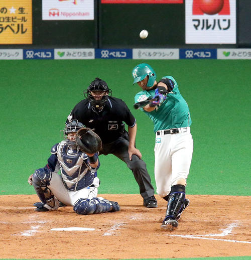 日本ハム対西武　5回裏日本ハム1死一塁、大田は左越え2点本塁打を放つ（撮影・佐藤翔太）