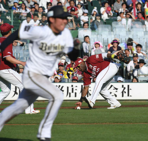 オリックス対楽天　6回裏オリックス2死三塁、大城滉二は三塁前に絶妙のセーフティーバントにゼラス・ウィーラーが懸命の前進も及ばず（撮影・渦原淳）
