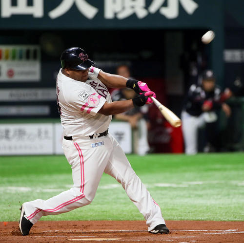 1回裏ソフトバンク2死、デスパイネは右越えに勝ち越しソロ本塁打を放つ（撮影・栗木一考）
