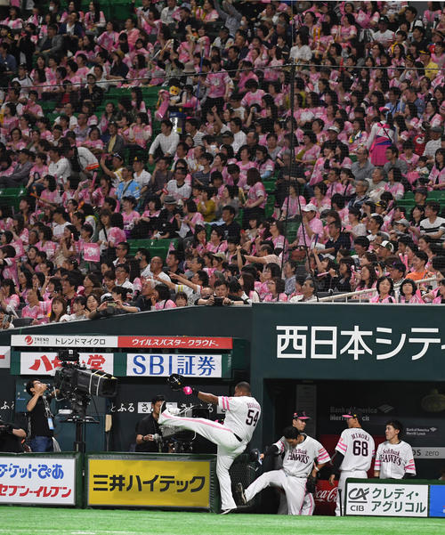 1回裏ソフトバンク2死、デスパイネは右越えに勝ち越しのソロ本塁打を放ち、ベンチ前で得意のポーズを決める（撮影・今浪浩三）