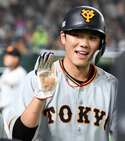 巨人対ヤクルト　5回裏終了時、ナインとタッチを交わす巨人坂本勇（撮影・横山健太）