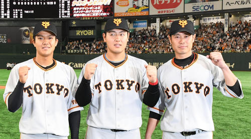 巨人対ヤクルト　ポーズを決める、左から巨人田中俊、岡本、亀井（撮影・横山健太）