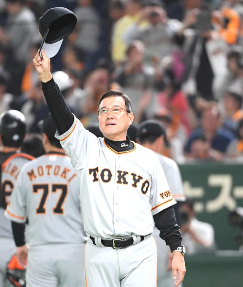 巨人対ヤクルト　ヤクルトに大勝しファンの大声援に応える巨人原辰徳監督（撮影・たえ見朱実）