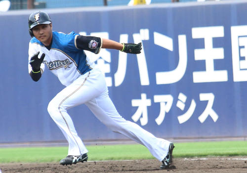 イースタン・リーグで適時打を放って出塁した日本ハム岸里（撮影・木下大輔）