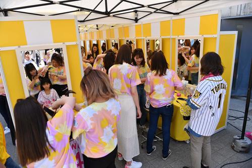 阪神対中日　TORACODAYで行われた虎耳体験（撮影・上田博志）