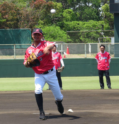 イースタン・リーグ、ヤクルト戦の試合前に、地元・習志野でピッチセレモニーを行ったロッテ福浦