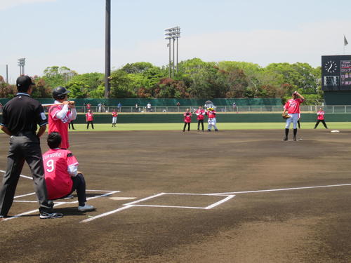 イースタン・リーグ、ヤクルト戦前のピッチセレモニーで、マウンドに立つロッテ福浦（右）