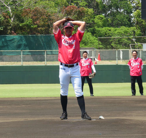 イースタン・リーグ、ヤクルト戦の試合前に、地元・習志野でピッチセレモニーを行ったロッテ福浦