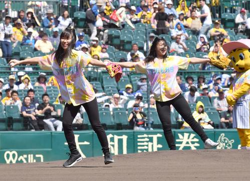 阪神対中日　ファーストピッチセレモニーを務めたフィギュアスケーターの三原舞依（左）と坂本花織（撮影・上田博志）