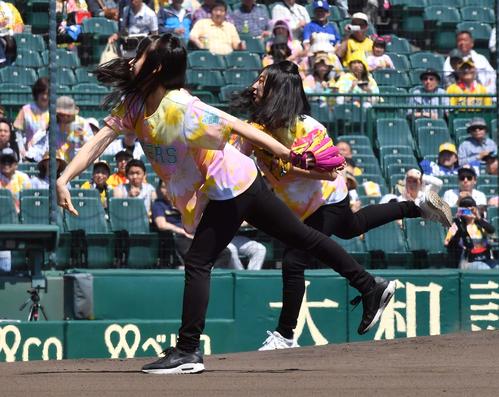 阪神対中日　ファーストピッチセレモニーを務めたフィギュアスケーターの三原舞依（左）と坂本花織（撮影・上田博志）