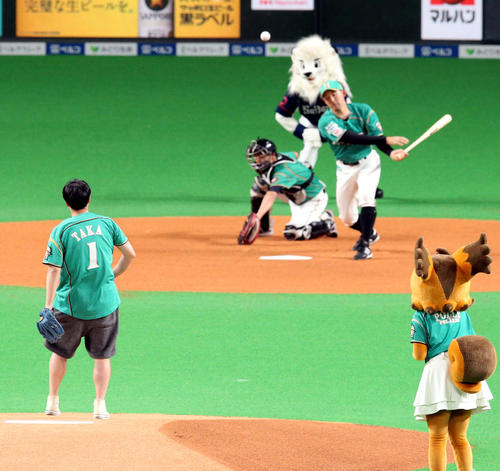 試合前、ファーストピッチを務めるタカアンドトシのタカ。打者の日本ハム杉谷はファウルチップに終わる（撮影・佐藤翔太）