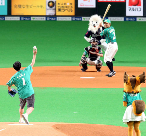 試合前、ファーストピッチを務めるタカアンドトシのタカ。打者は日本ハム杉谷（撮影・佐藤翔太）