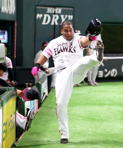 1回裏ソフトバンク2死、デスパイネは右越えに勝ち越しソロ本塁打を放ちベンチ前でポーズ（撮影・栗木一考）