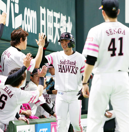 1回裏ソフトバンク2死、今宮は右越えに同点ソロ本塁打を放ちベンチ前でナインの出迎えを受ける（撮影・栗木一考）