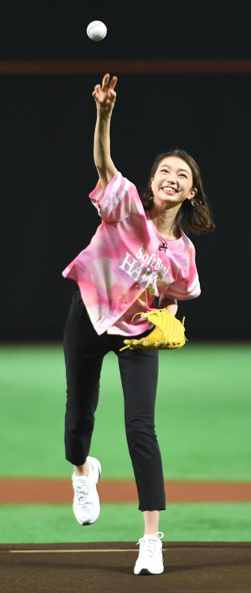 セレモニアルピッチを披露した美舞（撮影・今浪浩三）