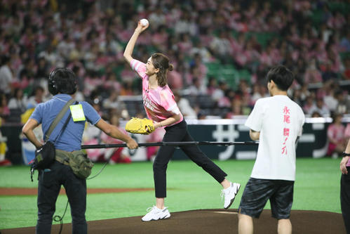 ソフトバンク対ロッテ　セレモニアルピッチをする美舞（撮影・栗木一考）