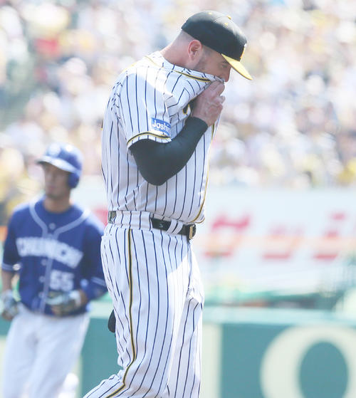 初回に3点を失いベンチに戻るメッセンジャー（撮影・上山淳一）