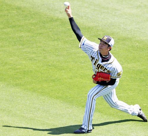 キャッチボールする才木浩人（撮影・加藤哉）